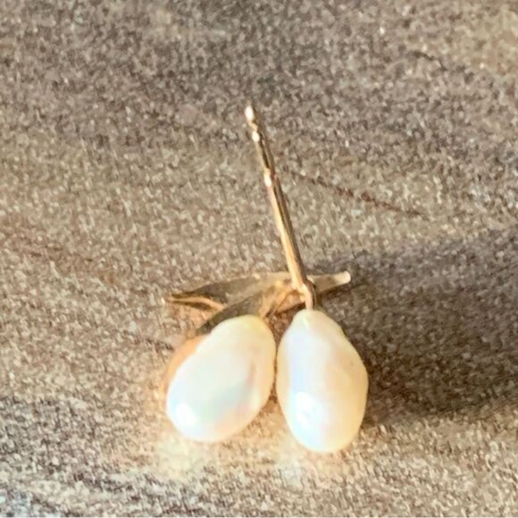 14K Yellow Gold Baroque Pearl Stud Earrings Fruit Motif Leaf Cluster 0.7g (FLAW) - Picture 11 of 16